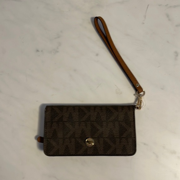 New Michael Kors wristlet - Picture 1 of 4